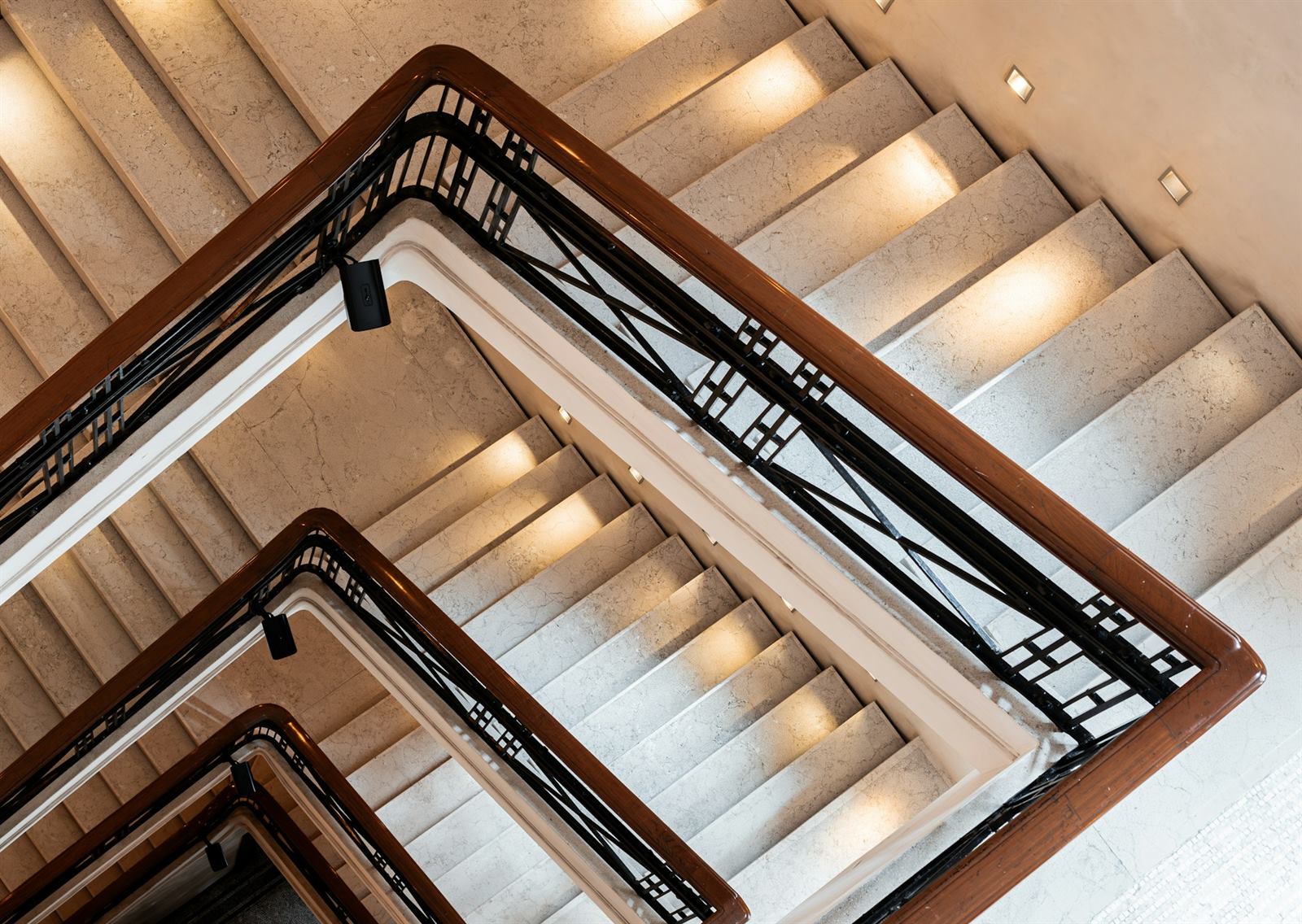 Cage d'escalier en bois vue en plongée, virage à quart tournant