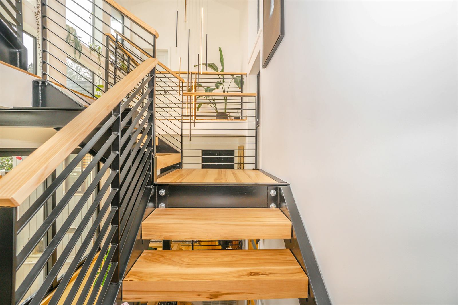 Gros plan d'un escalier bois et métal contemporain