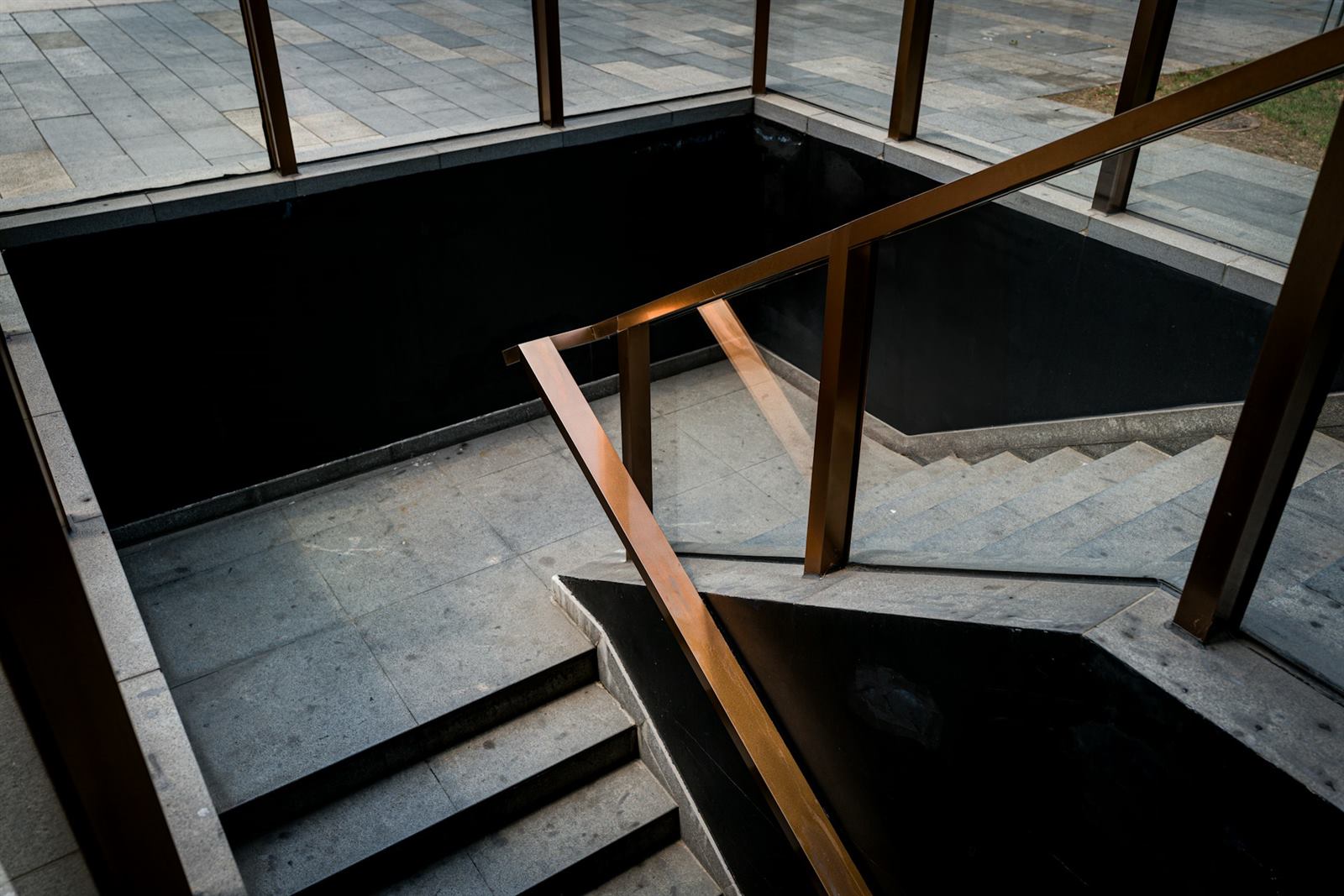 Escalier contemporain à structure métallique sombre et marches en bois, limon apparent