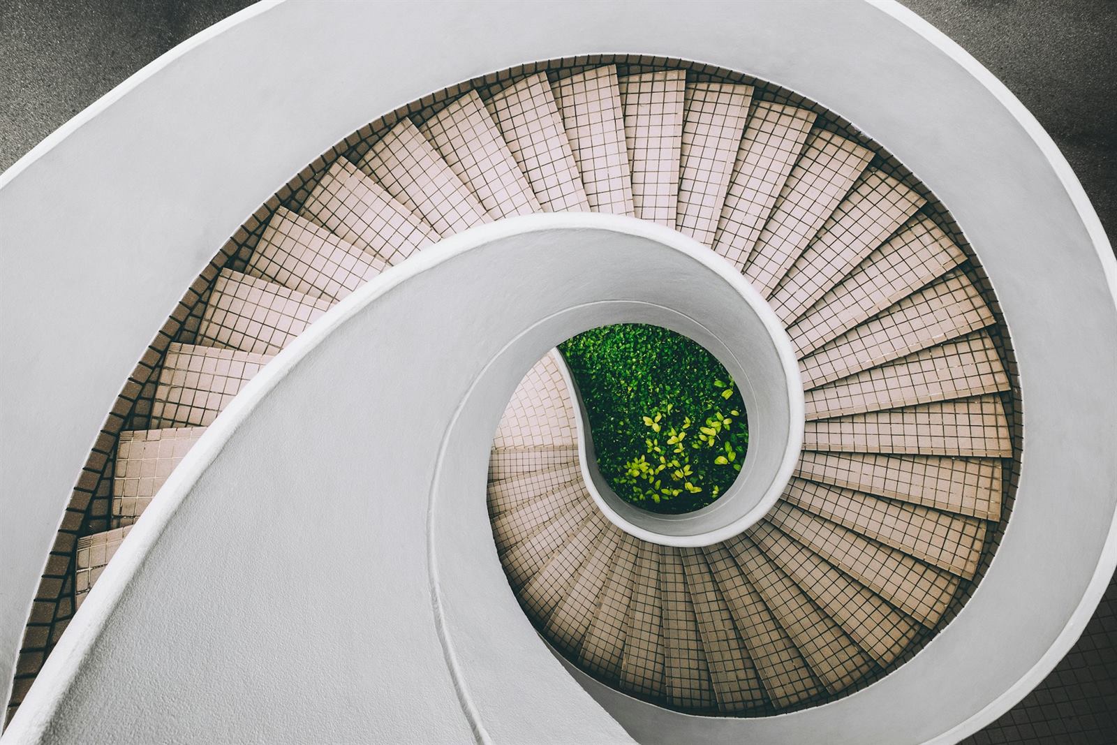 Escalier colimaçon en béton vu en plongée