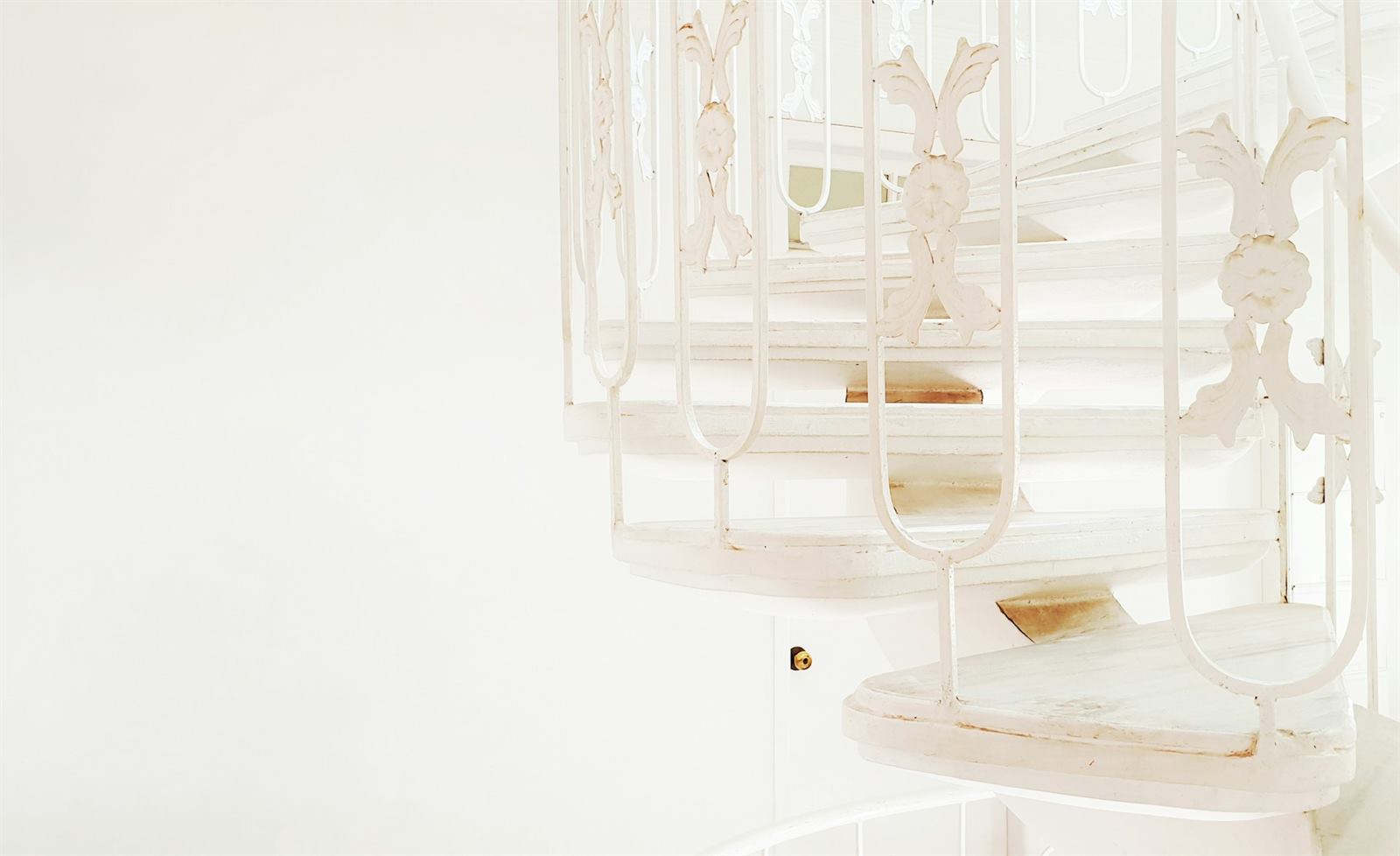 Escalier colimaçon blanc minimaliste