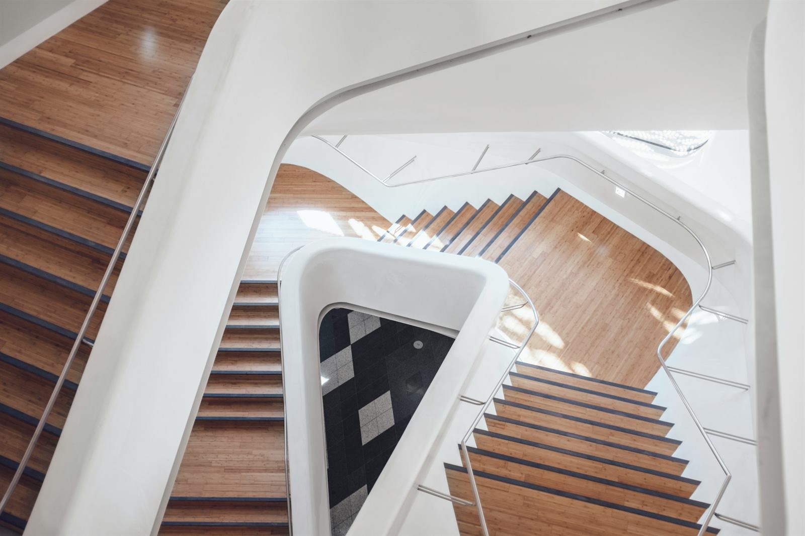 Escalier design à structure blanche et marches en bois, lignes épurées