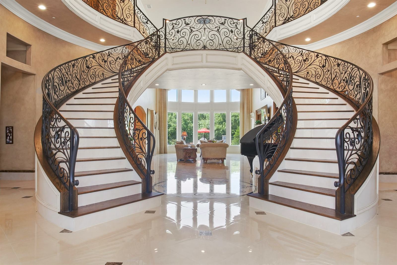 Escalier à double révolution dans un hall classique, deux volées symétriques