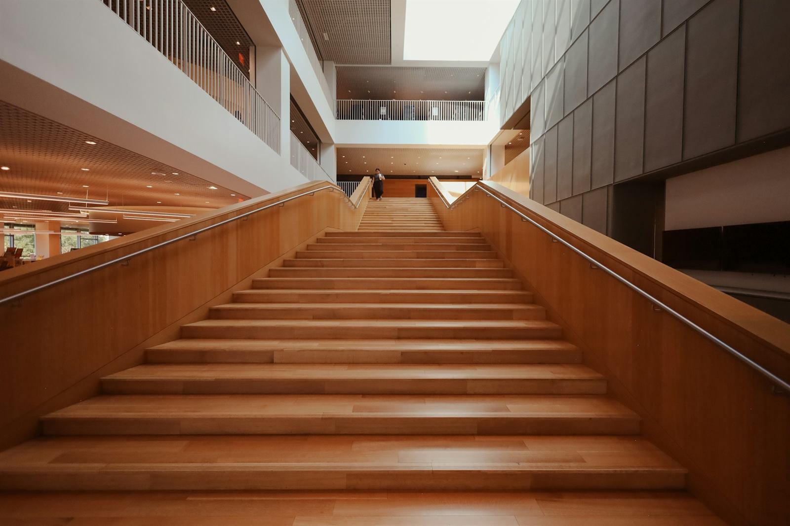 Escalier droit en bois de grande largeur dans un intérieur