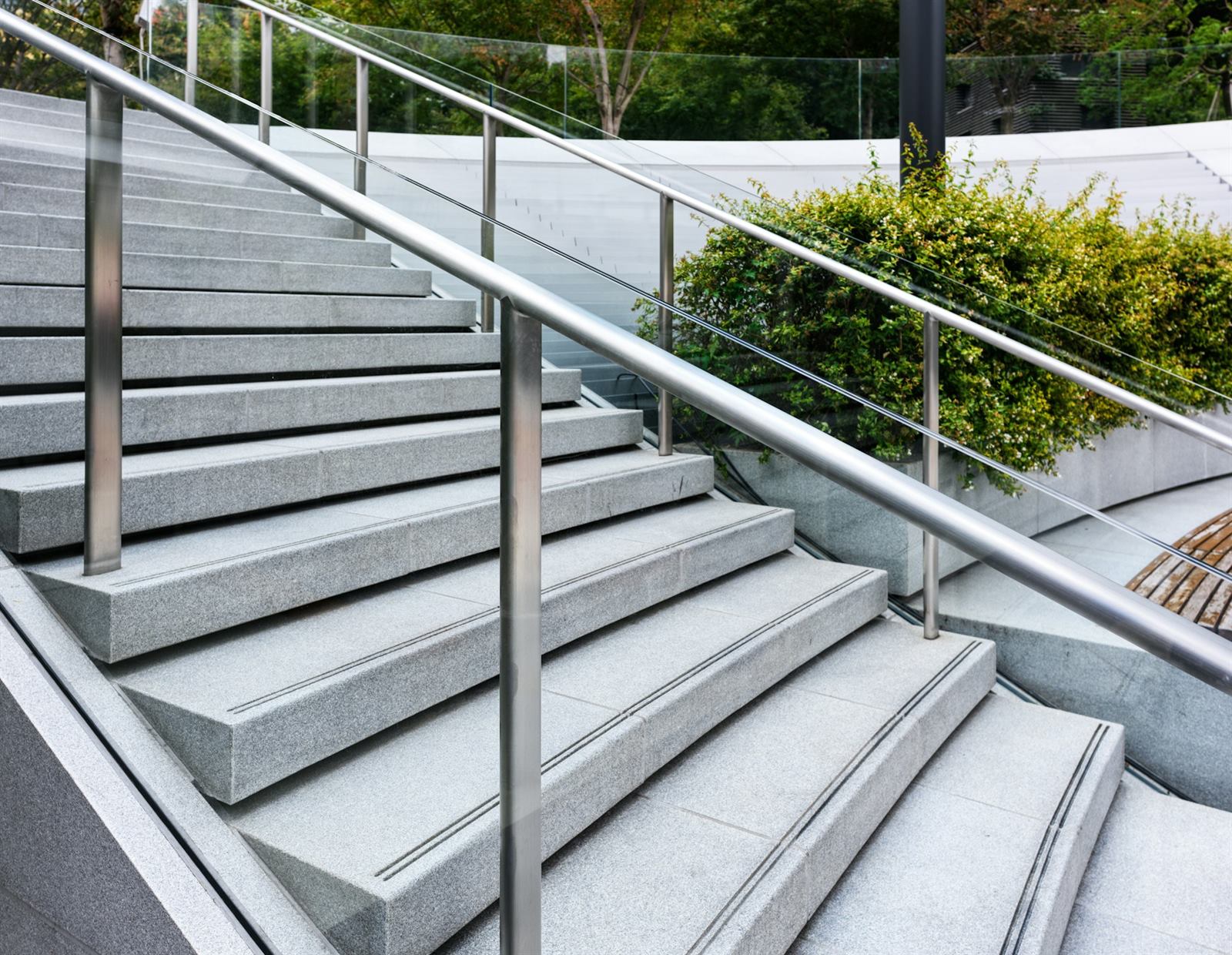 Escalier extérieur en béton avec main courante inox